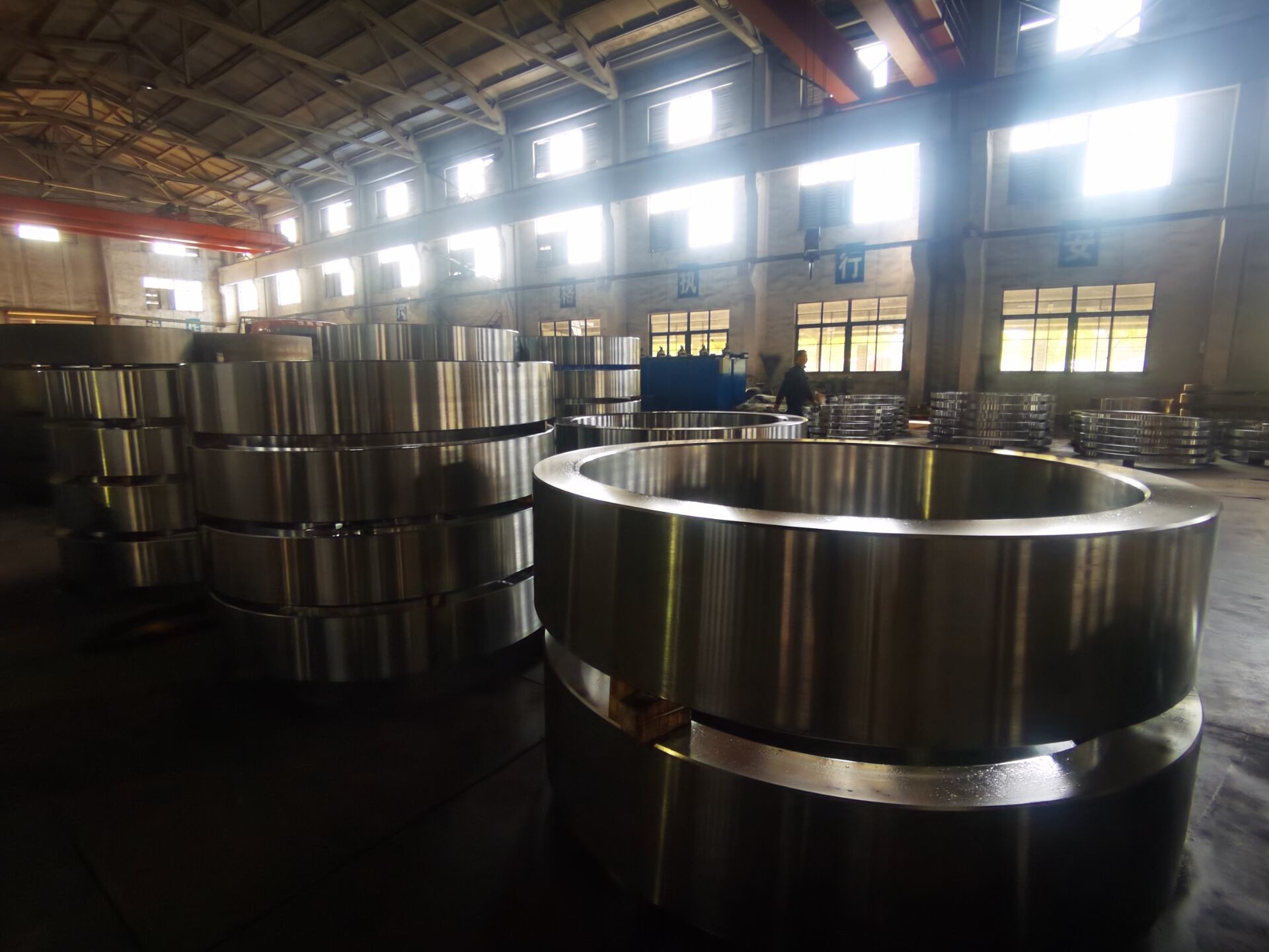 Trattamento termico QT Anelli di acciaio forgiato che forniscono precisione dimensionale da 1000 a 7800 mm Ideale per strutture e industriali pesanti