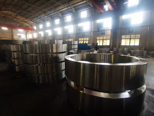 Trattamento termico QT Anelli di acciaio forgiato che forniscono precisione dimensionale da 1000 a 7800 mm Ideale per strutture e industriali pesanti
